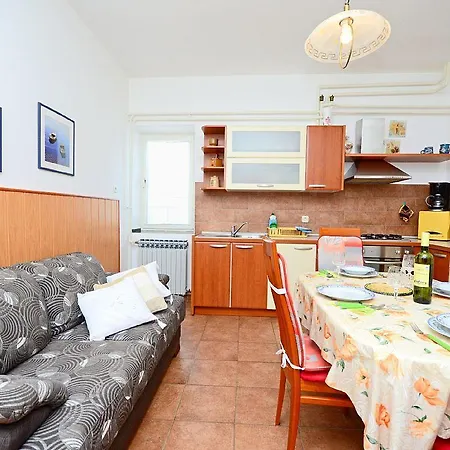 Adelmo 1189 アパート